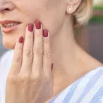 women put her hand on her mouth due to sensivity